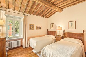 3 slaapkamers, een bureau, een strijkplank/strijkijzer, reisbedje