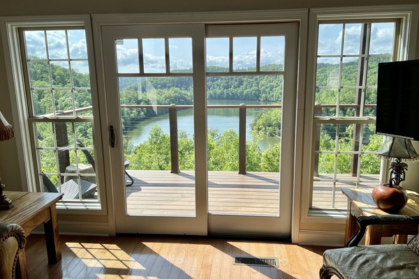 Una Smart TV, una chimenea, un reproductor de DVD, un futbolín