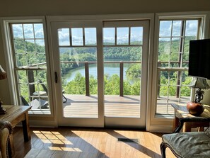 TV connectée, cheminée, lecteur de DVD, baby-foot