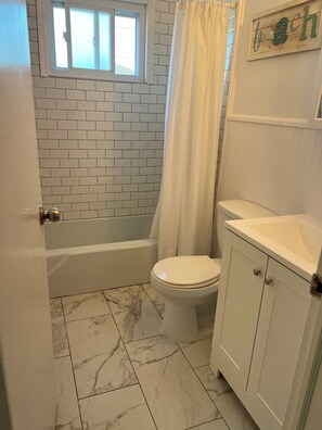 Bañera con ducha, secador de pelo