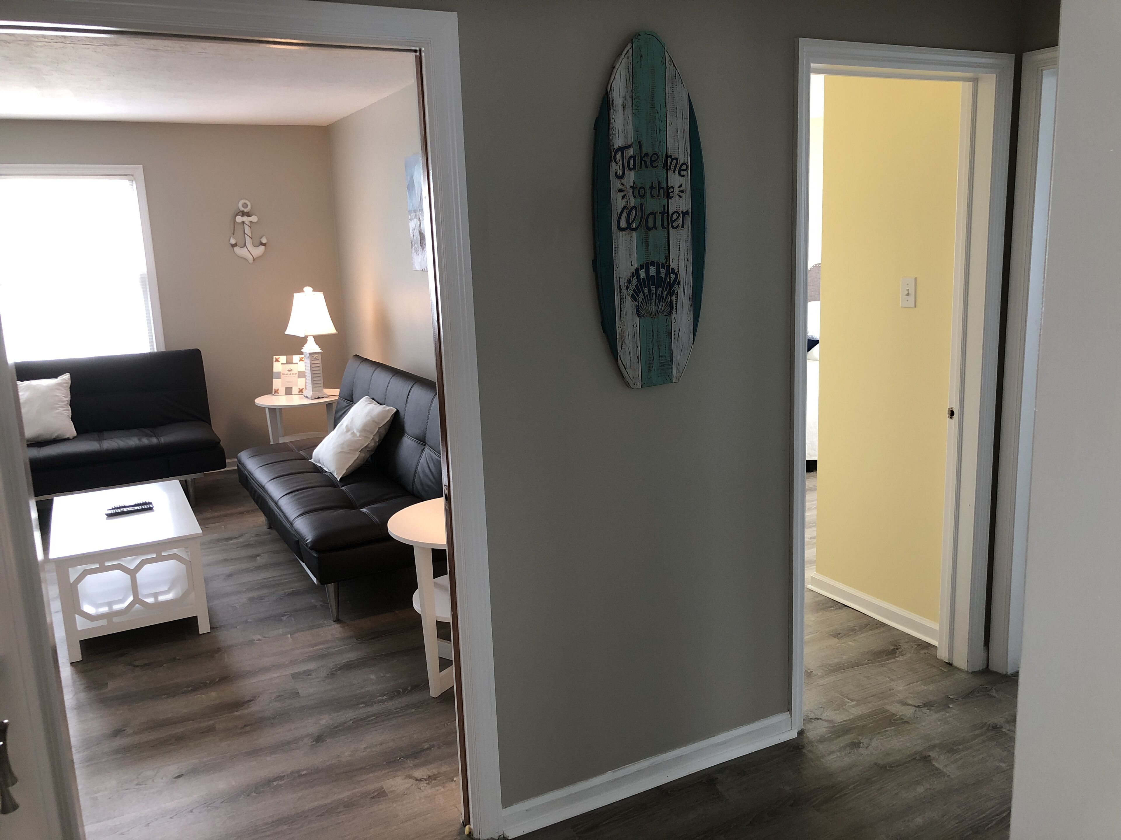 TV connectée, livres, chaîne hi-fi