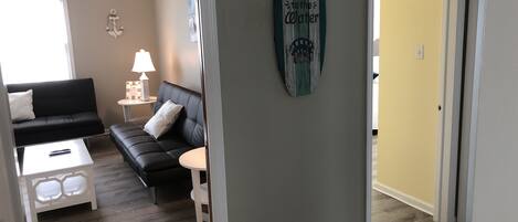 Smart TV, livros, aparelho de som