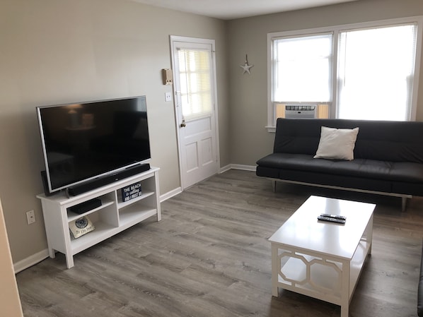 Smart-tv, boeken en een stereo