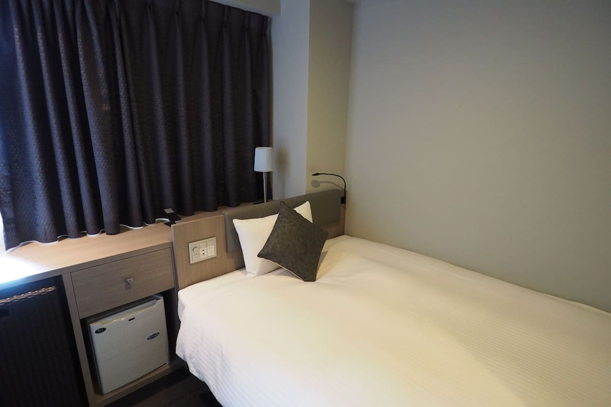 single room | desk, blackout curtains, iron/ironing board, free wifi