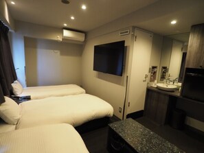 Triple Room | Desk, blackout curtains, iron/ironing board, free WiFi - Haneda Inn (Tokyo)