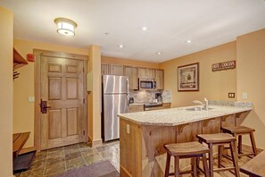 Refrigerador, horno, lavavajillas, cafetera/tetera