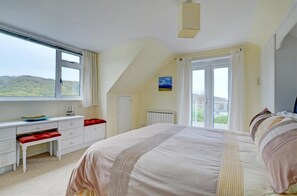 6 bedrooms, iron/ironing board, free WiFi, bed sheets