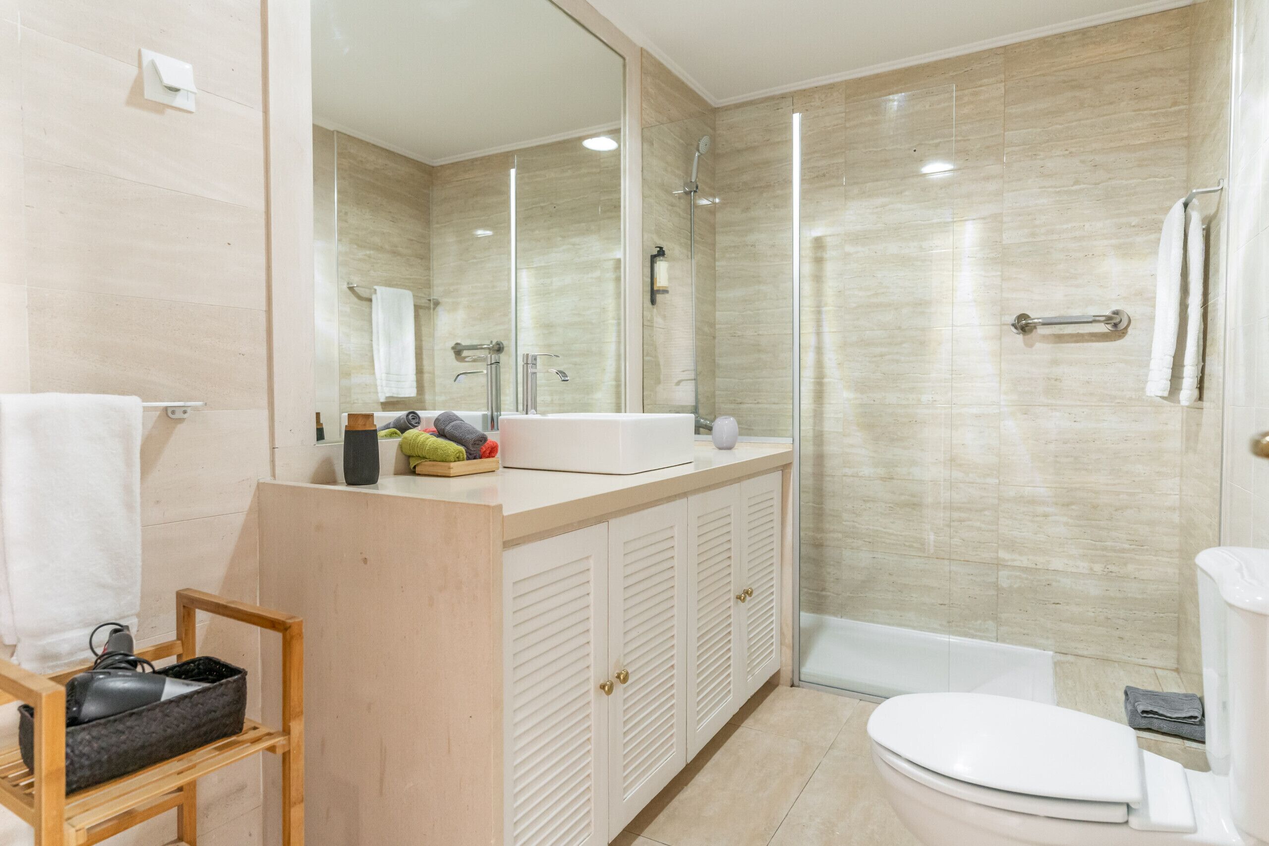 Tina, amenidades de baño ecológicas, secadora de cabello, bidet 