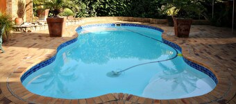 DeKeurboom Guesthouses. (Helen's Cottage)