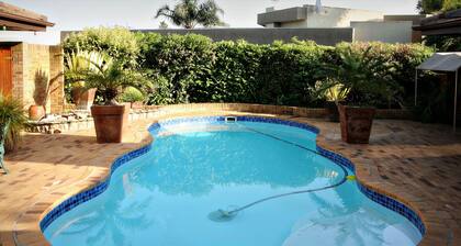 DeKeurboom Guesthouses. (Casa de Helen)