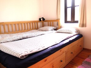 3 bedrooms, iron/ironing board, WiFi, bed sheets