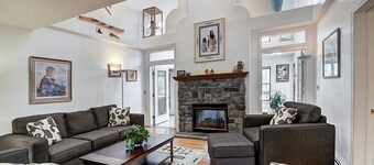 Perfect for Large Groups - Near Peak 9 & 10 - Quiet Residential Setting