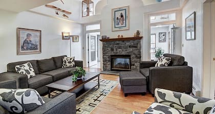 Perfect for Large Groups - Near Peak 9 & 10 - Quiet Residential Setting