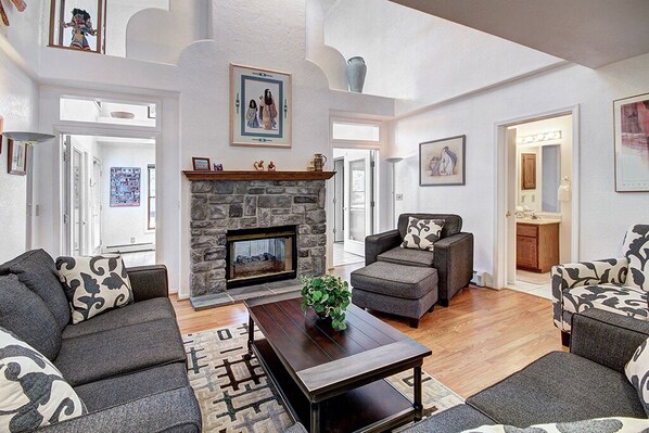TV, fireplace