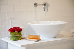 Dusj, hårføner, bidé og håndklær