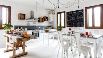 Een koelkast, een oven, een kookplaat, een vaatwasser