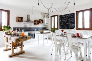 Kjøleskap, ovn, kokeplater og oppvaskmaskin