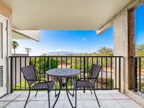 Outdoor dining - West Maui View+Homey Comfort! Open Design w/New Kitchen, WiFi–Kamaole Sands 4307 (KIHEI)