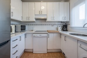 Réfrigérateur, micro-ondes, lave-vaisselle, cafetière/bouilloire