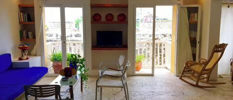 Fernseher, Bücher, Stereoanlage