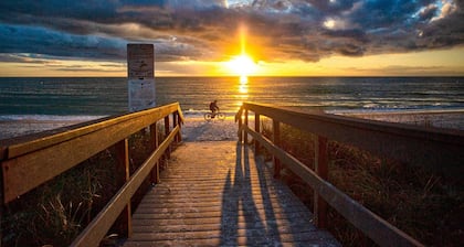 Direct Beachfront Condo!  Heated Pool, Great Couples Getaway, Walk to Shops & Dining - Wifi