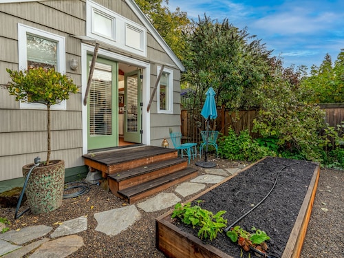 Star Studio: A Private Garden Retreat in Downtown Eugene