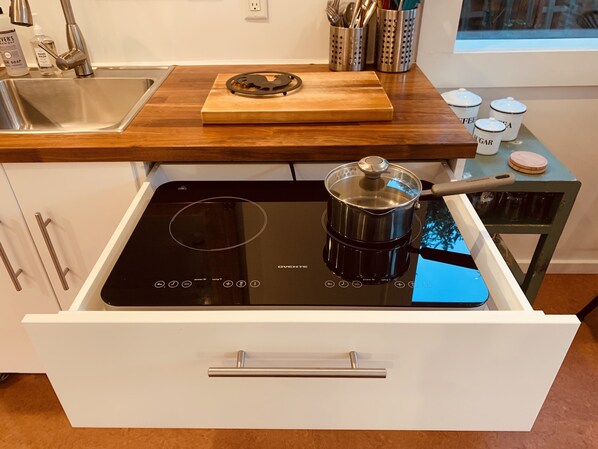 Kühlschrank, Mikrowelle, Herdplatte, Wasserkocher mit Kaffee-/Teezubehör