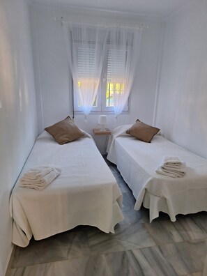 3 bedrooms, iron/ironing board, WiFi, bed sheets