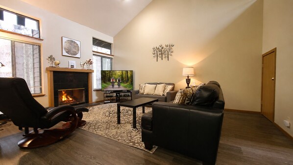 A living room with a fireplace, a sofa, a coffee table, and a television. - 2 Skyline Condo-Sunriver, Oregon: BBQ, WiFi, SHARC Aquatics, Tubing Hill, Mt. Bachelor, Golf, Deschutes River, Tennis, Bike Paths (Sunriver)