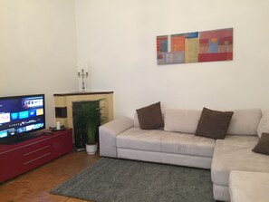 Fernseher, Kamin, Videothek