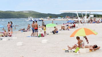 På stranden