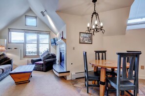 TV, fireplace - Studio condo w/full kitchen Walk to the slopes Kids Ski Free (Keystone)