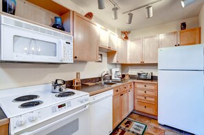 Fridge, microwave, oven, dishwasher - Studio condo w/full kitchen Walk to the slopes Kids Ski Free (Keystone)