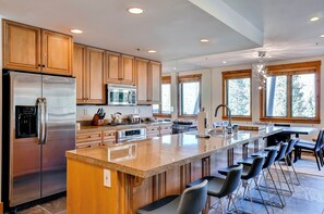 Fridge, microwave, oven, dishwasher - Luxury 4Bdr Ski In-Out Condo-Premium Amenities (Keystone)
