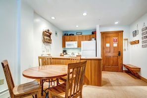 Dining - 1Br Value Condo~Walk to the slopes~Great views (Keystone)