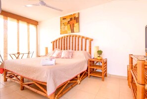 3 habitaciones, caja de seguridad en la habitación y escritorio 