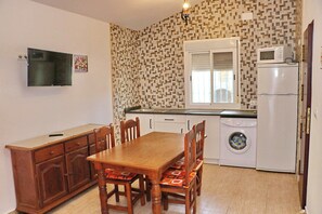 Fridge, microwave, stovetop, coffee/tea maker - Bungalow with two pools and free Wi-Fi (CONIL DE LA FRONTERA)