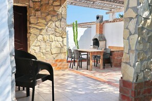 Outdoor dining - Bungalow with two pools and free Wi-Fi (CONIL DE LA FRONTERA)