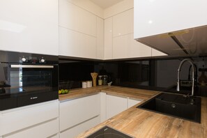 Fridge, oven, stovetop, dishwasher