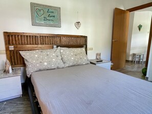 1 makuuhuone, silitysrauta/-lauta, vuodevaatteet