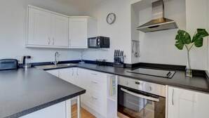 Microwave, oven, toaster, cookware/dishes/utensils - 2 Bed in Ilfracombe (oc-bellev) (Ilfracombe)