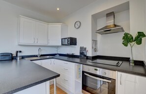 Microwave, oven, toaster, cookware/dishes/utensils - 2 Bed in Ilfracombe (oc-bellev) (Ilfracombe)