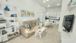 Smart-TV, Tischtennisplatte, Bücher