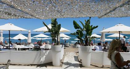4 min BEACH - 2 BEDROOMS- Terrace. 2 AC. 3 POOLS. International chanels. 4 pp.