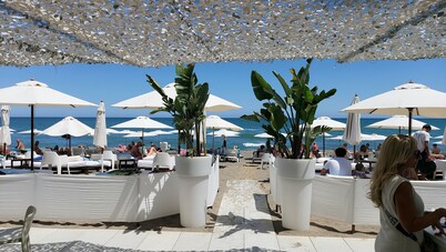 4 min BEACH - 2 BEDROOMS- Terrace. 2 AC. 3 POOLS. International chanels. 4 pp.