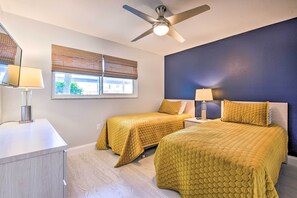 2 bedrooms, desk, internet, bed sheets - Walk to Beach: Condo w/ Pool & Patio In Sarasota! (Sarasota)