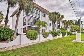 Exterior - Walk to Beach: Condo w/ Pool & Patio In Sarasota! (Sarasota)