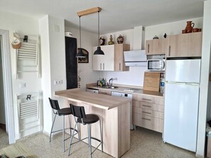 Réfrigérateur, micro-ondes, lave-vaisselle, cafetière/bouilloire