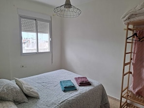 3 dormitorios, tabla de planchar con plancha, ropa de cama