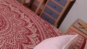 3 dormitorios, tabla de planchar con plancha, ropa de cama